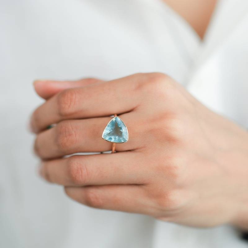 9 Karat Aquamarin Ring in Gold | Bezel Set Statement Bold März Geburtsstein 12 X 15 Mm Candy-Cut Geschenk Für Sie von VimleshBadaya