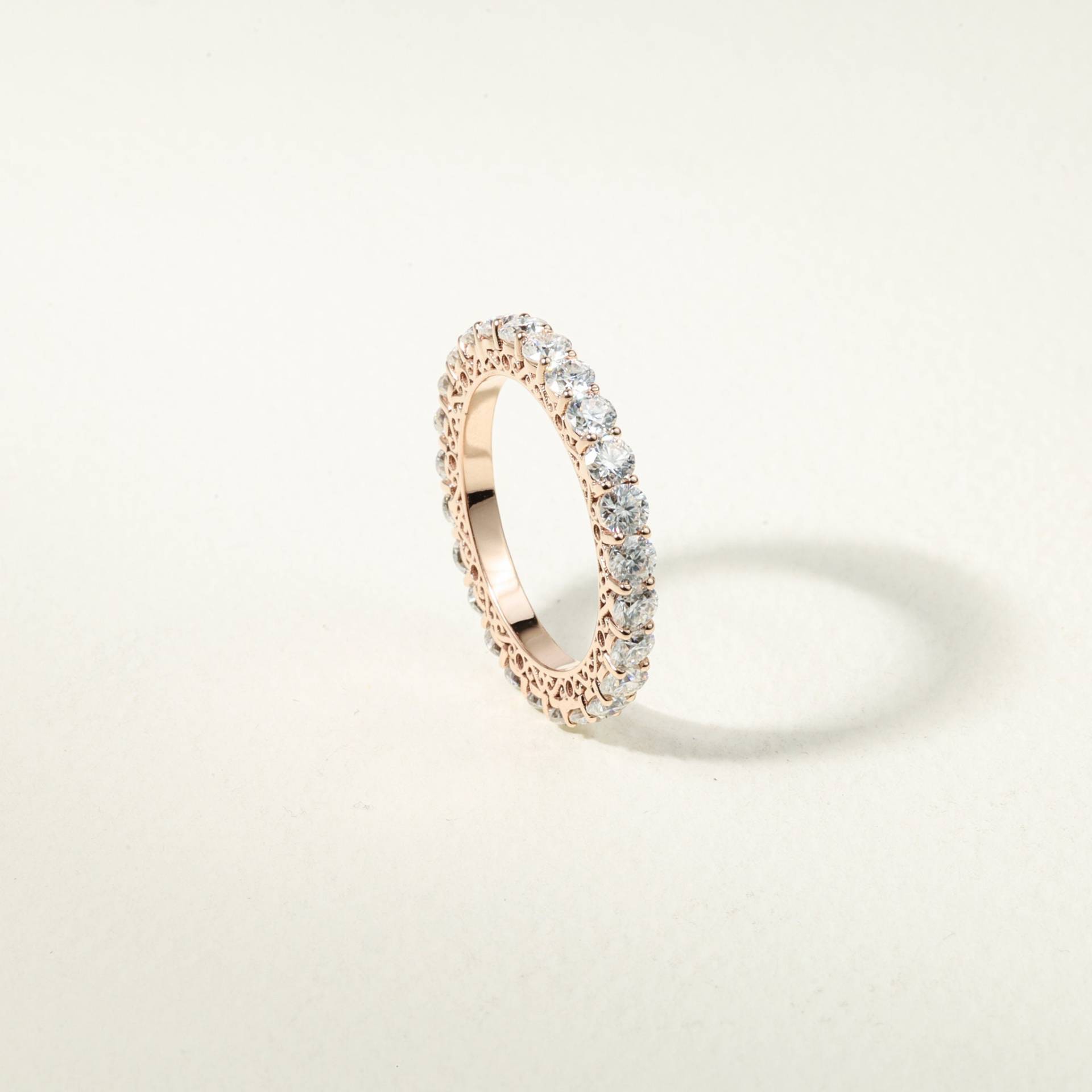 Eleganter Diamant-Ehering Im Runden Eternity-Schliff Aus Massivem Gold, Luxuriöser Brautschmuck, Perfektes Geschenk Zum Jahrestag von VimleshBadaya