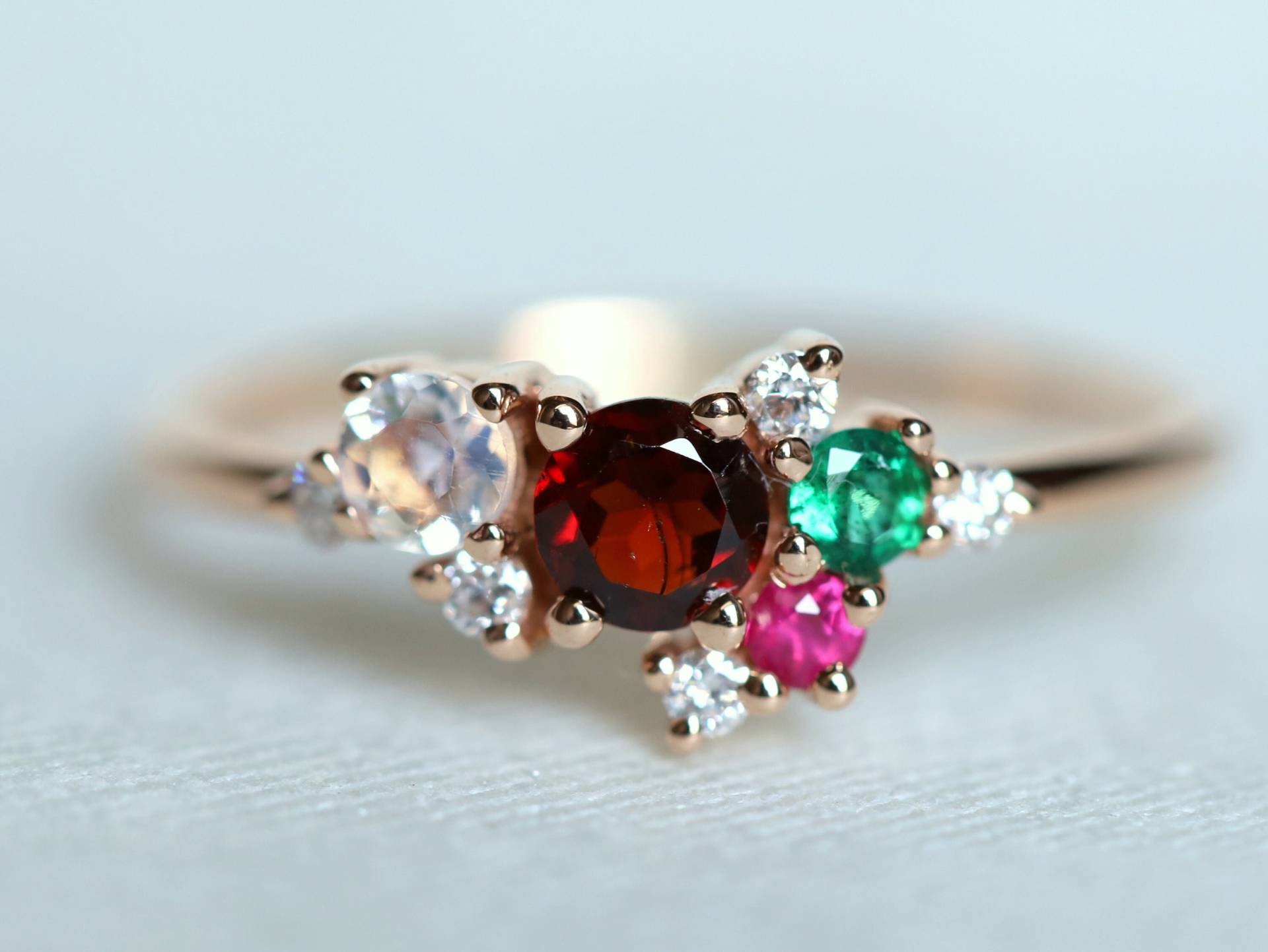 Granat Mondstein Smaragd Cluster Ring, Und Diamant Roter Januar Geburtsstein von VimleshBadaya