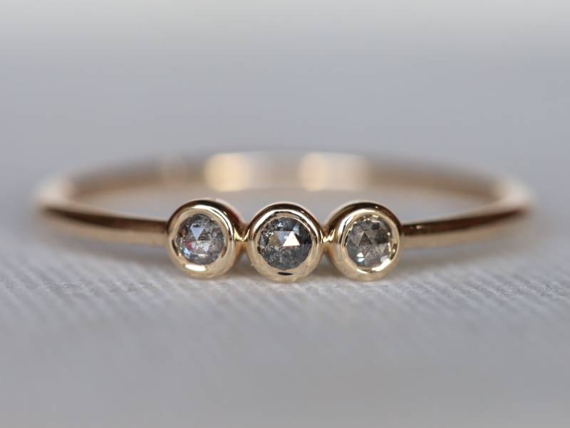 Grau Diamant Ring - Salz Und Pfeffer Minimal Bezel Zierlicher Grauer Eleganter Einzigartiger Schmuck von VimleshBadaya
