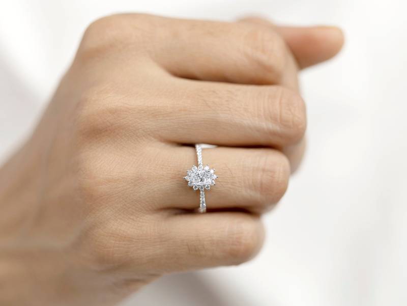 Igi Zertifizierter Labrador Diamant Halo Verlobungsring | Oval Schliff E-F/Vs 18K Solid Gold Cocktail Ring Für Frauen Eleganter Brautschmuck von VimleshBadaya