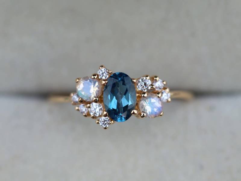 London Blautopas Ring | Topas Verlobungsring Mit Mondstein Und Diamant Einzigartige Cluster von VimleshBadaya