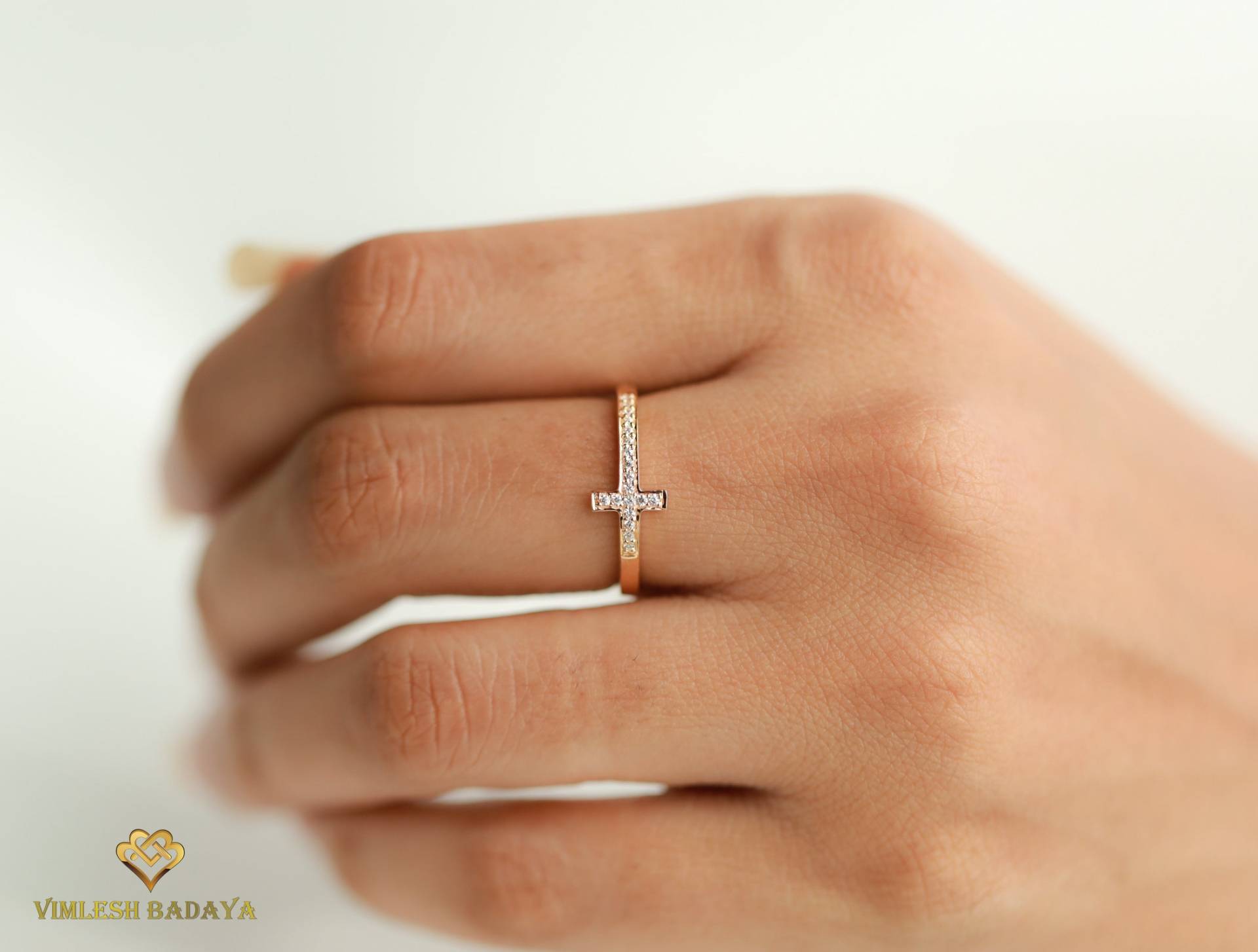 Massiver Gold Diamant Kreuz Ring, Religiöser 14K Christian Muttertagsgeschenk, Kruzifix Ring von VimleshBadaya