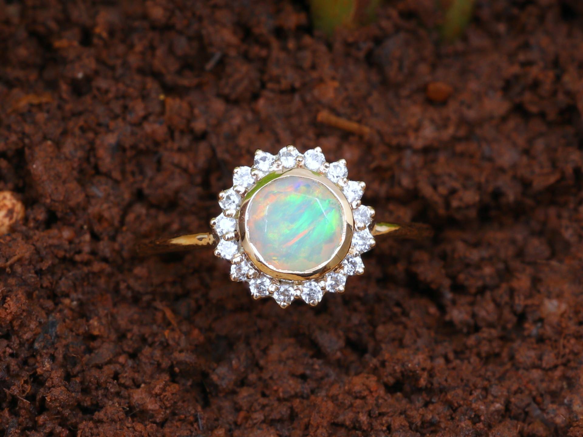 Opal Verlobungsring - Diamant Halo Ring Gold Jahrestag Geschenk Für Sie Eleganter Schmuck Opal Verlobungsring - Diamant Halo Ring Gold Jahrestag Geschenk Für Sie Eleganter Schmuck von VimleshBadaya