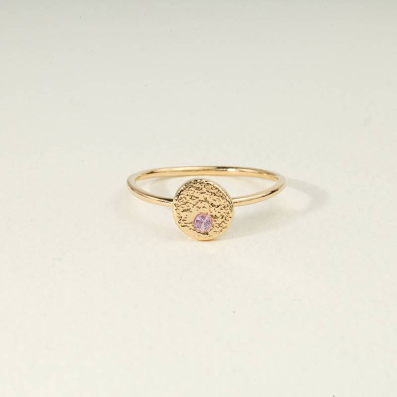 Rosa Saphir Disc Stapelring | Flush Setting September Geburtsstein Gehämmert Ring in Gold Jubiläum Oder Versprechen von VimleshBadaya