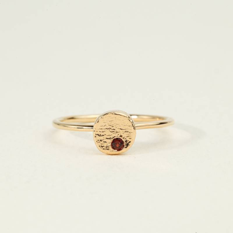 Roter Granat Ring Mit Bündig Schließender Fassung | Januar Geburtsstein Gehämmert in Gold Einzigartiger Jahrestag Oder Versprechen von VimleshBadaya