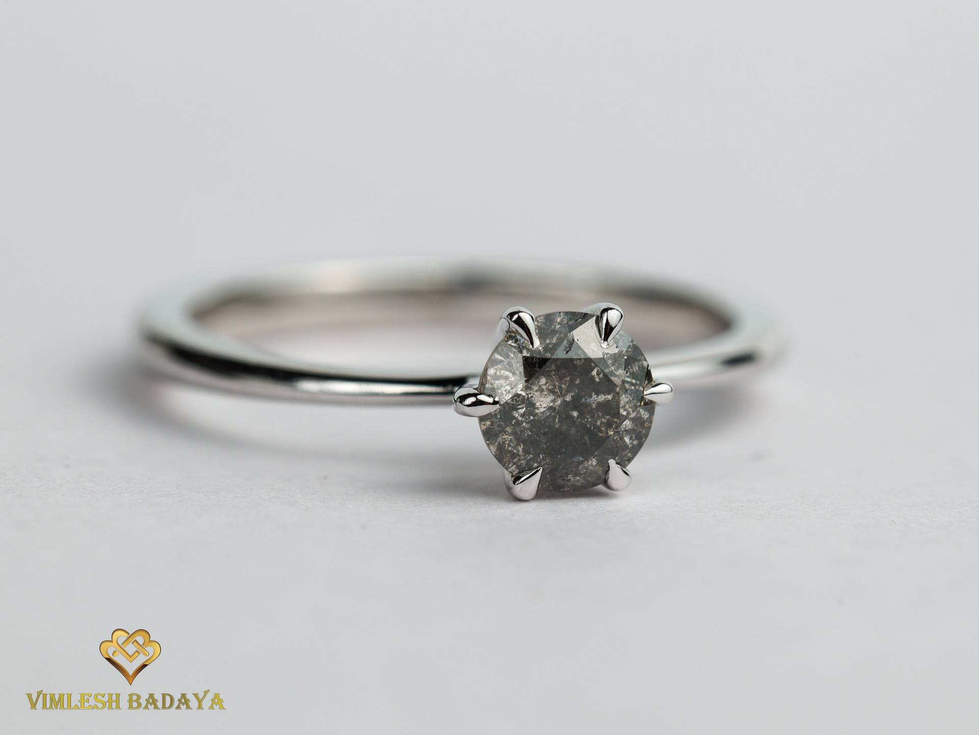 Salz Pfeffer Diamant Solitärring, Grauer Ring, Verlobungsring, 5mm Grauer Verlobungsring Für Sie, Massivgold Ring von VimleshBadaya