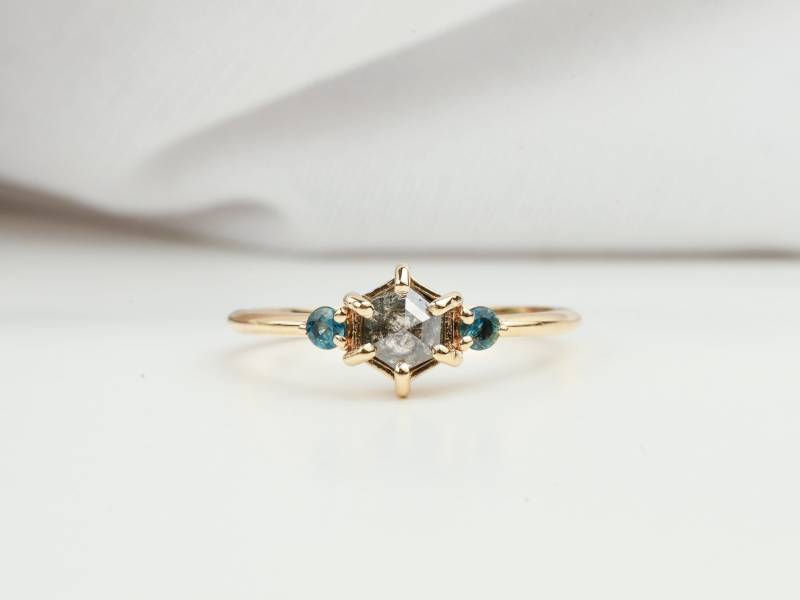 Salz Und Pfeffer Diamant Ring, Blaugrüner Saphir Sechseckschliff, Zierlicher Ring Mit Drei Steinen, Einzigartiger Versprechensring, 18K Solid Gold von VimleshBadaya