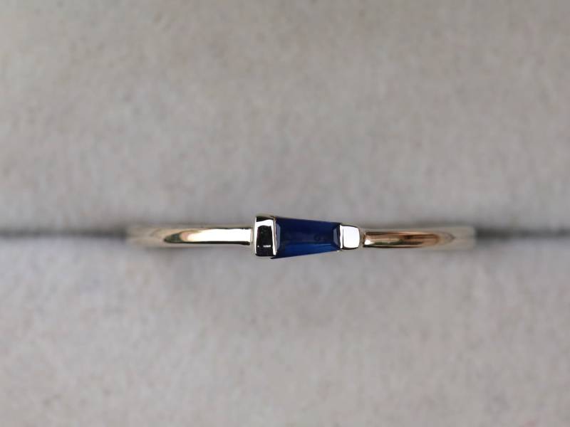 Saphir Baguette Ring, Blauer Trapez Stapel Gold Stapelbar Zierliche Ring von VimleshBadaya