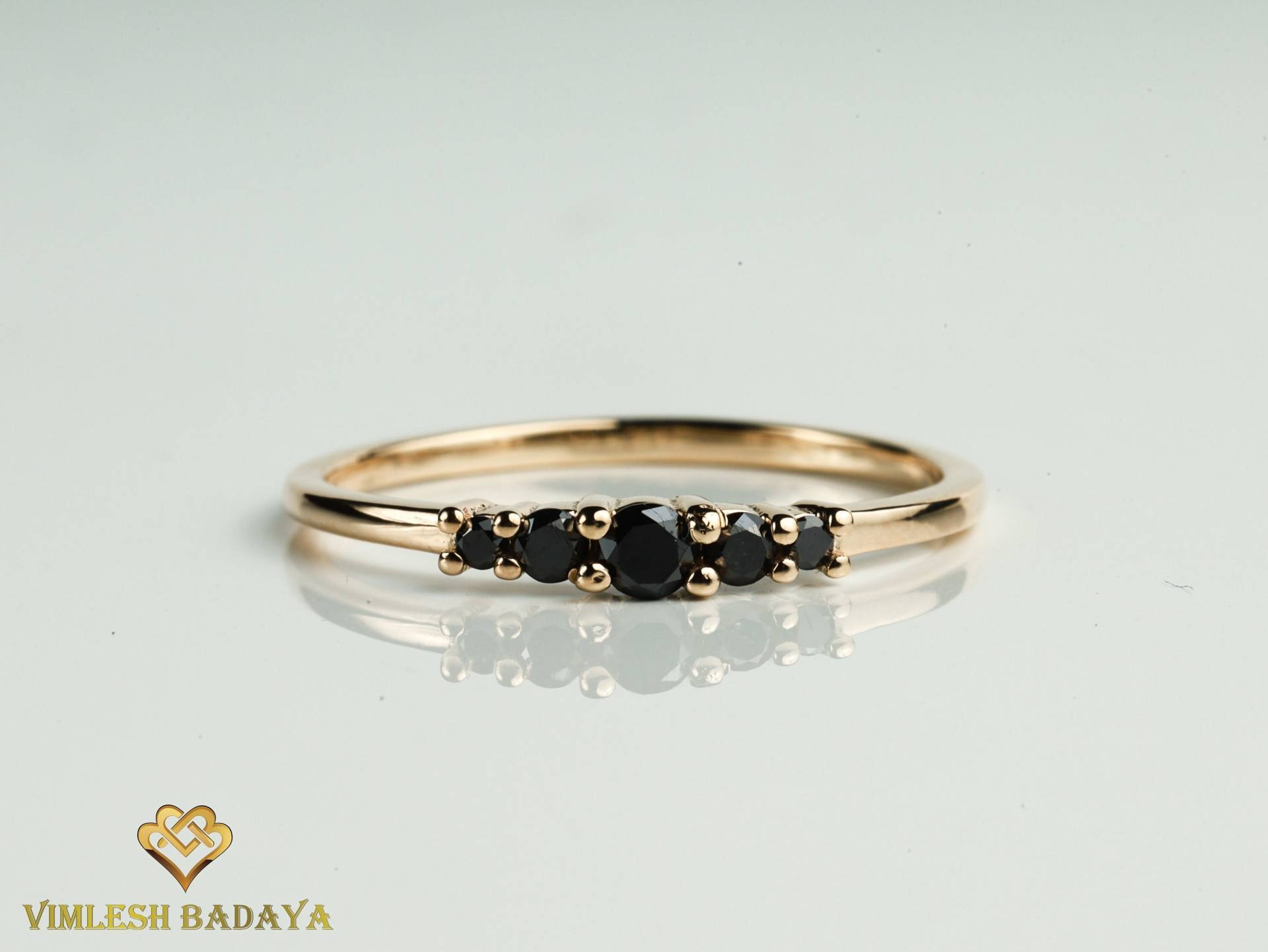 Schwarze Diamanten Ring, Diamant Stapelring, Schwarzer Zierlicher Diamantring, Fünf-Stein-Ring von VimleshBadaya