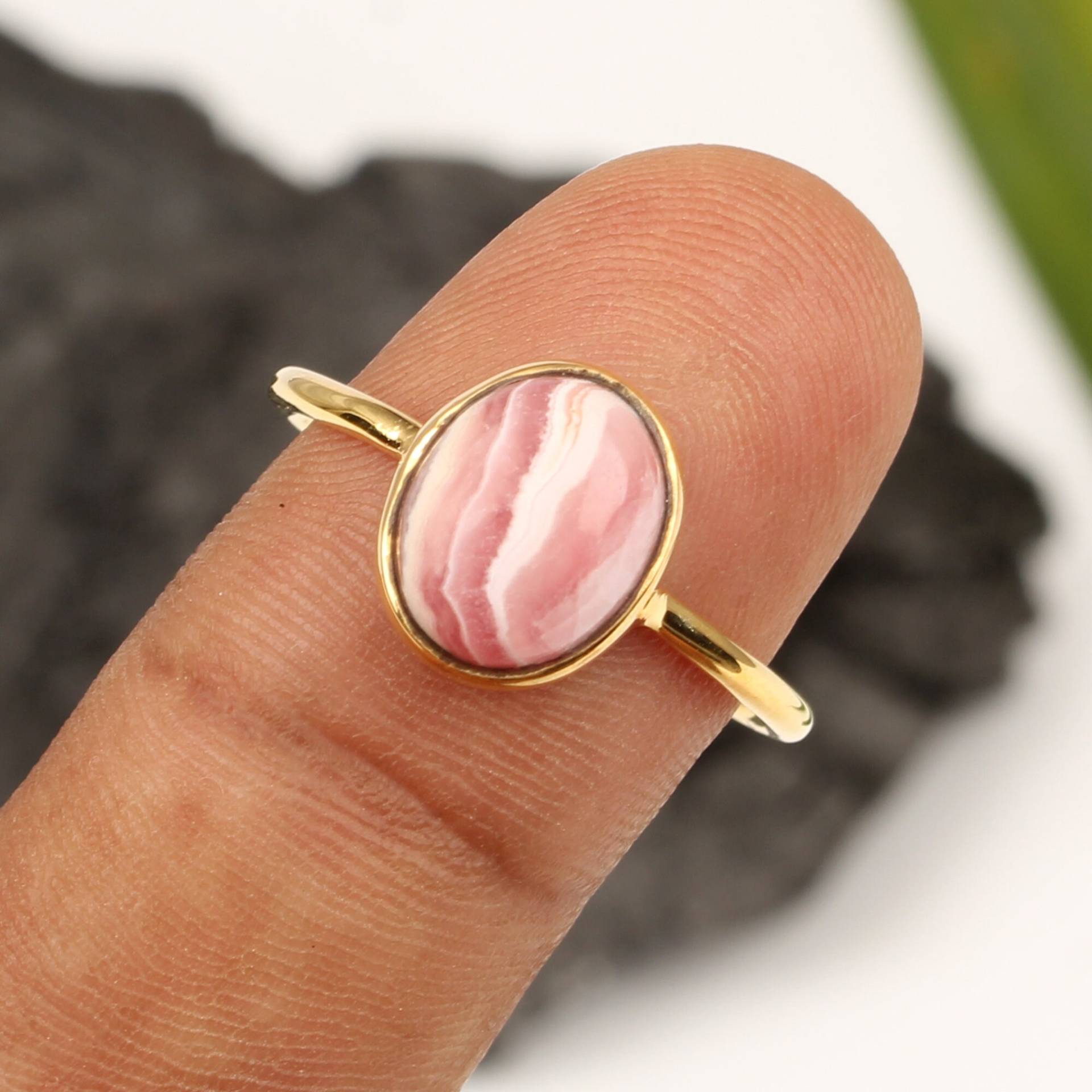 Natürlicher Rhodochrosit Edelstein Ring - 8x10mm Oval 18K Micron Vergoldeter 925 Sterling Silber Stapelring Geschenk Für Sie von VinayakJewelsArt