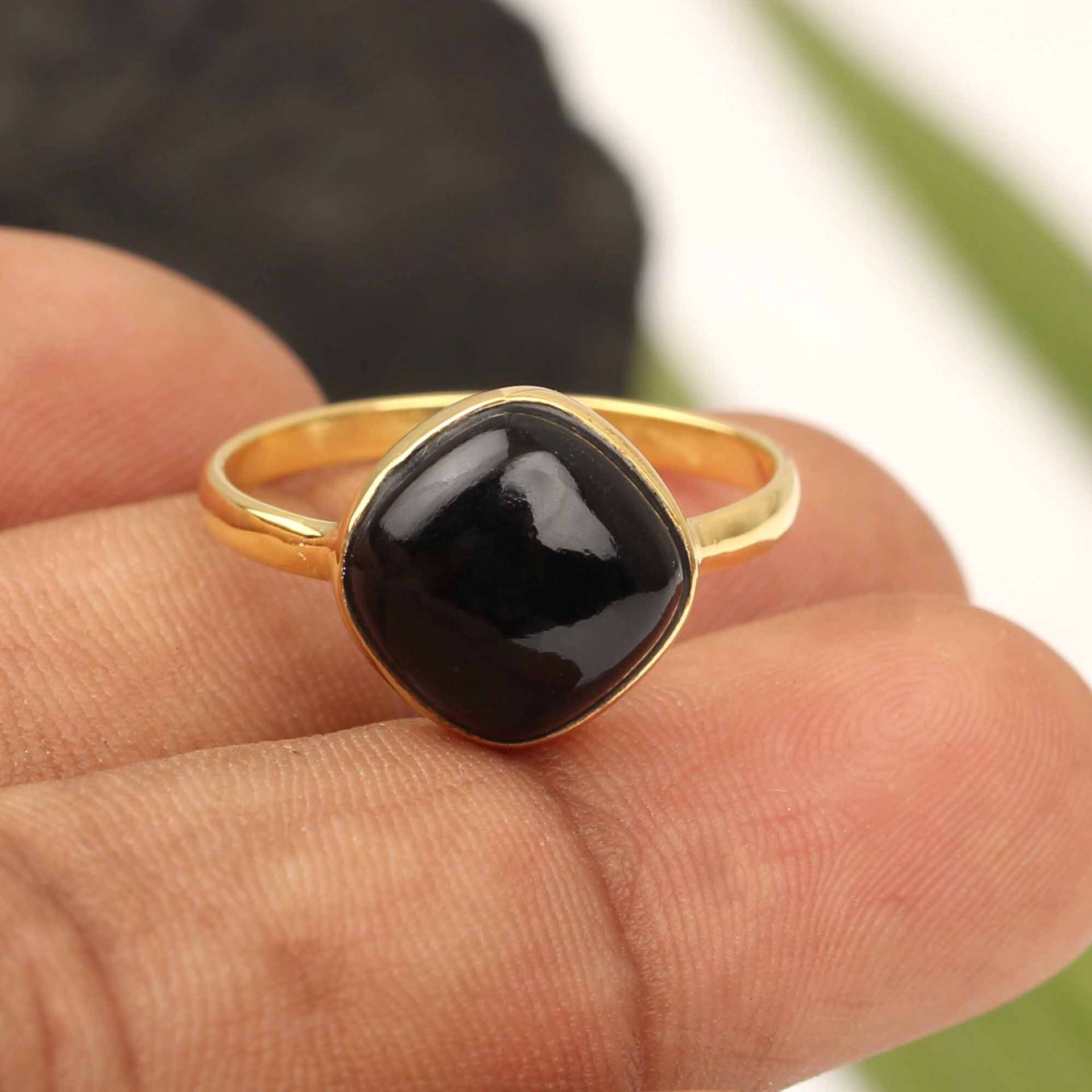 Top Qualität Natürlicher Schwarzer Onyx Edelstein Ring - 10x10mm Kissen 18K Micron Vergoldet 925 Sterling Silber Geschenk Für Frauen von VinayakJewelsArt