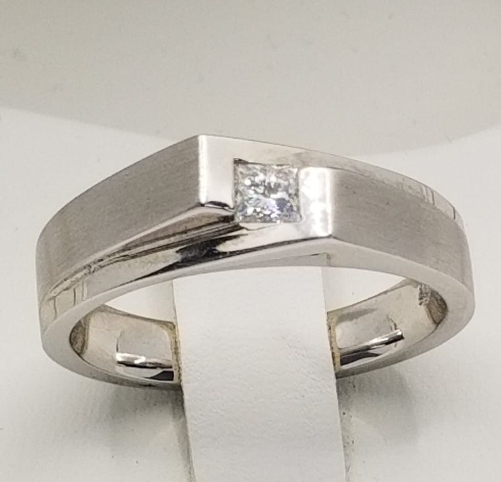 14 Karat Weißgold Prinzessin Diamant Ring .27 14 Karat Weißgold Prinzessin Diamant Ring .27 von VincenteJewelers
