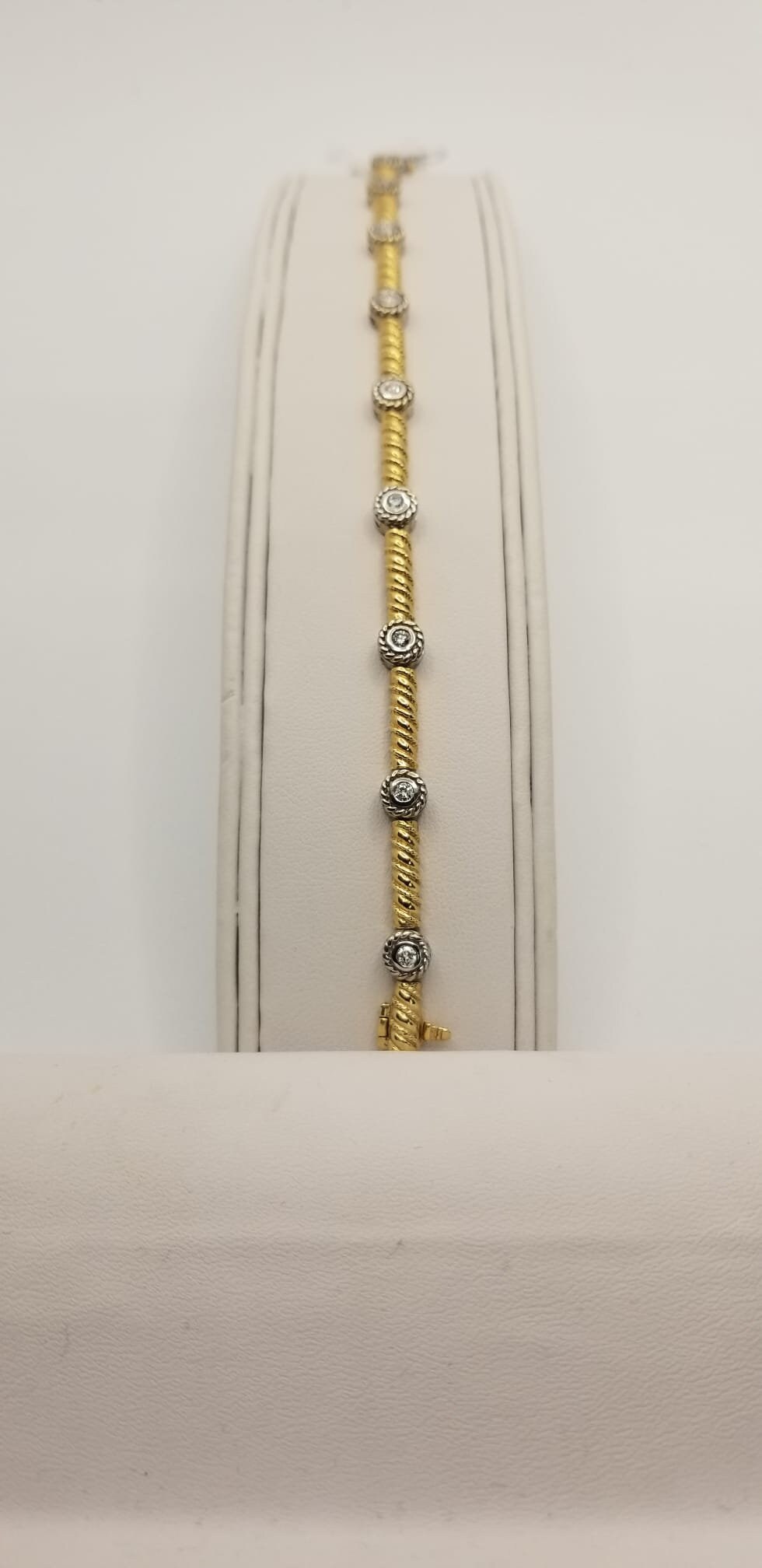 14 Karat Zweifarbiges Gold Solitär Diamant Armband Mit .45 14 Karat Zweifarbiges Gold Solitär Diamant Armband Mit .45 von VincenteJewelers