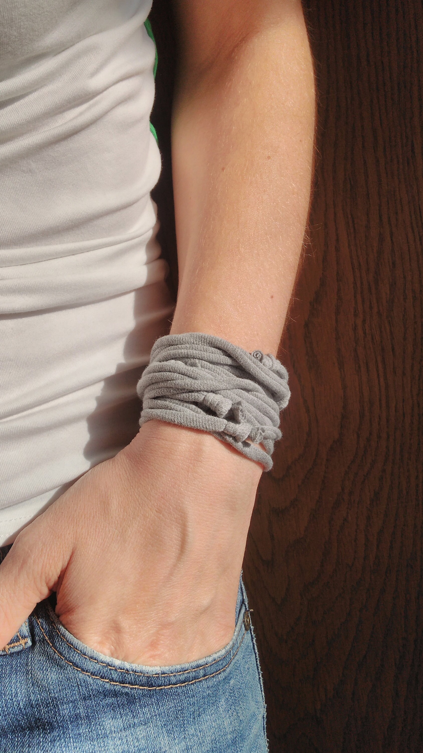 Graues Handgelenk Manschette Armband, Wickelarmband, Grau Schwarzes Baumwollarmband, Tattoo Vertuschen Abdeckungen, Armband Narbe Abdeckung von VinciBazaar