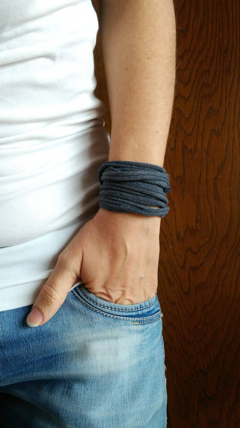 Massives Dunkelgraues Armband, Baumwoll-Armband, Upcycled Graue Handgelenkmanschette, Einfaches Armband Für Männer, Wickelarmband Aus Recyceltem Garn von VinciBazaar
