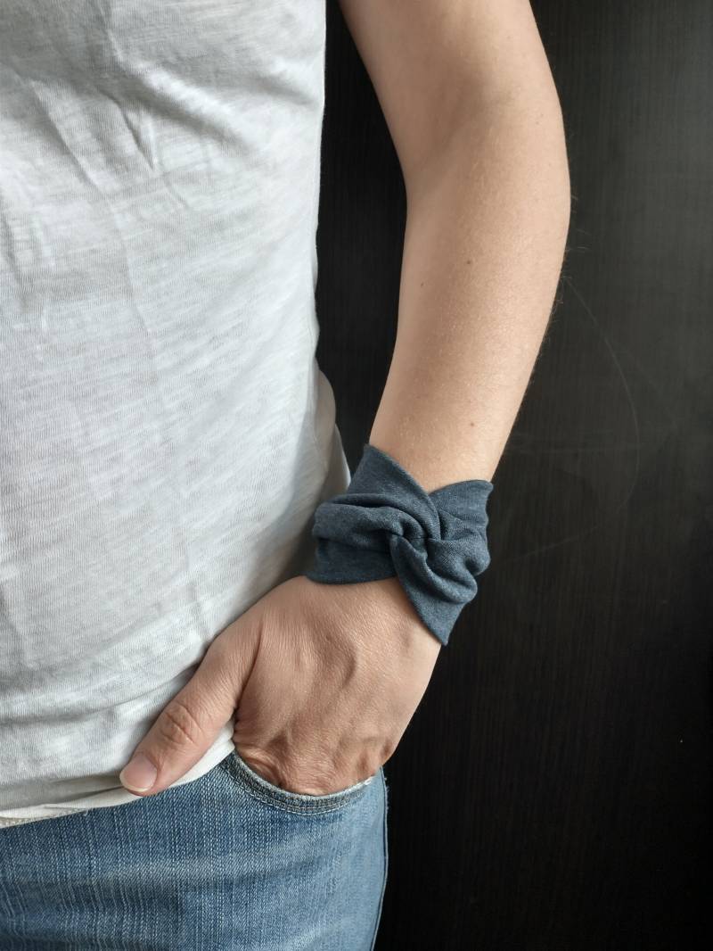 Solide Dunkelgrau Twist Handgelenk Manschette Armband Wrap Armbänder Mode-Accessoire Frauen Jugendliche Tattoo Vertuschen Stoff Schmuck von VinciBazaar