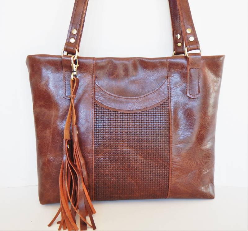 Dunkelbraune Lederschultertasche Oder Tote. Glatte Und Strukturierte Schokoladenbraune Ledertasche Tote-Tasche. Rebe Zweigstelle Dunkelbraune Lederschultertasche Oder Tote. Glatte Und Strukturierte Schokoladenbraune Ledertasche Tote-Tasche. Rebe Zweigstelle von VineAndBranchStudio
