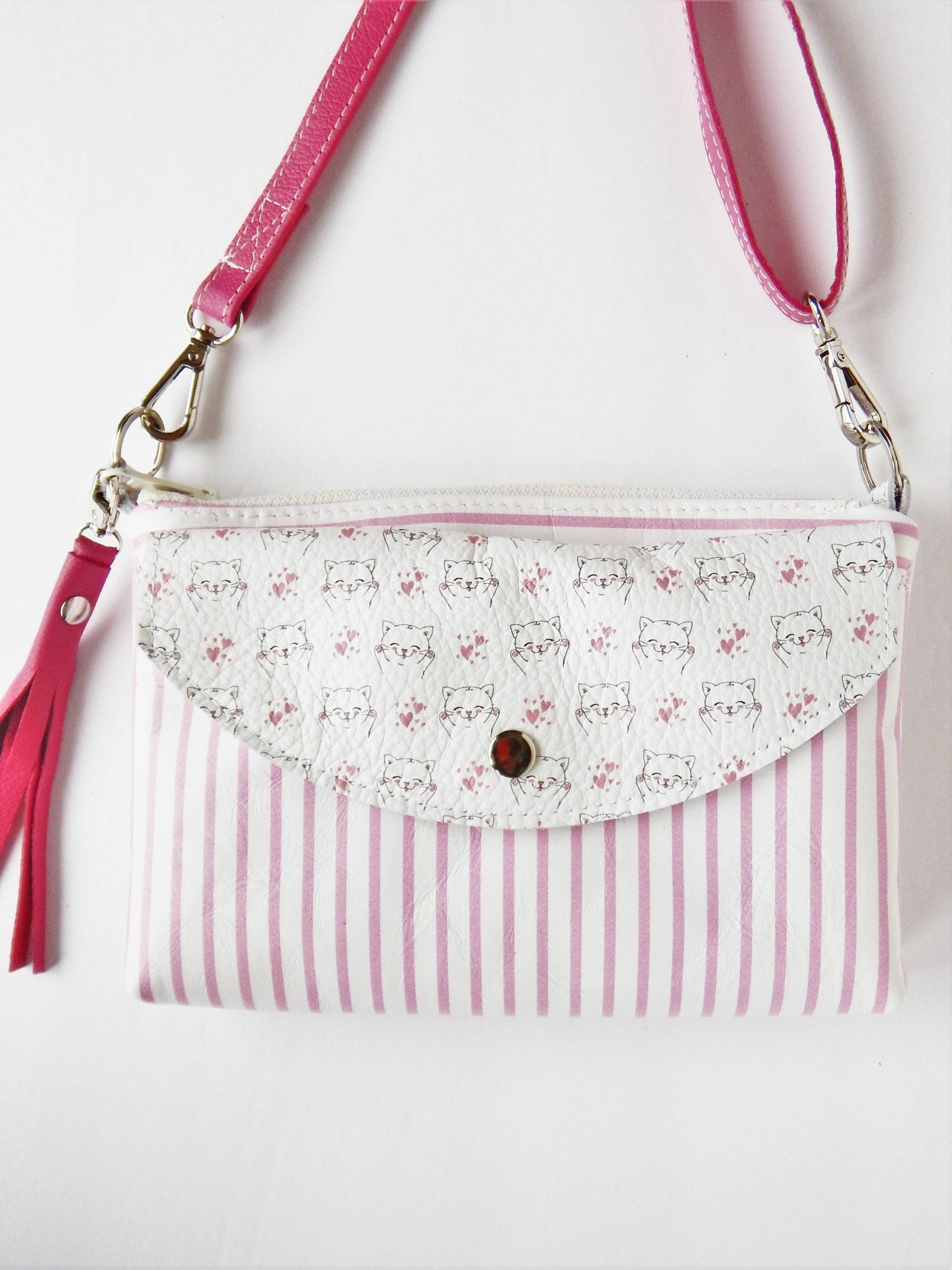 Rosa Und Weißem Leder Umhängetasche, Mit Streifen Kätzchen, Cabrio, Schlüßelring. Rebe Ast-Studio Rosa Und Weißem Leder Umhängetasche, Mit Streifen Kätzchen, Cabrio, Schlüßelring. Rebe Ast-Studio von VineAndBranchStudio