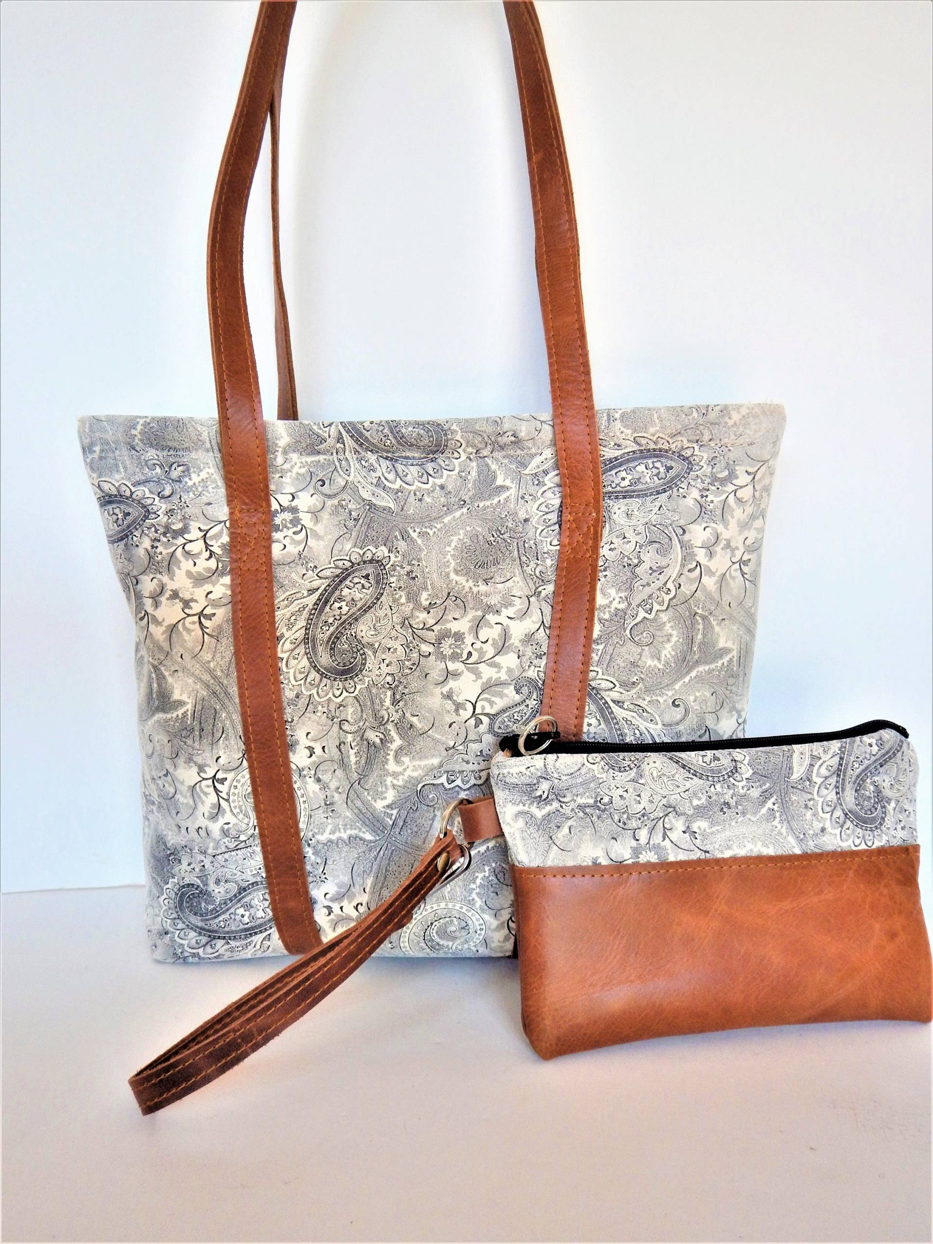 Umhängetasche Aus Wildleder in Grau Und Elfenbein Mit Handgelenk. Leder Handgelenk Schwarz Paisley Umhängetasche Aus Wildleder in Grau Und Elfenbein Mit Handgelenk. Leder Handgelenk Schwarz Paisley von VineAndBranchStudio