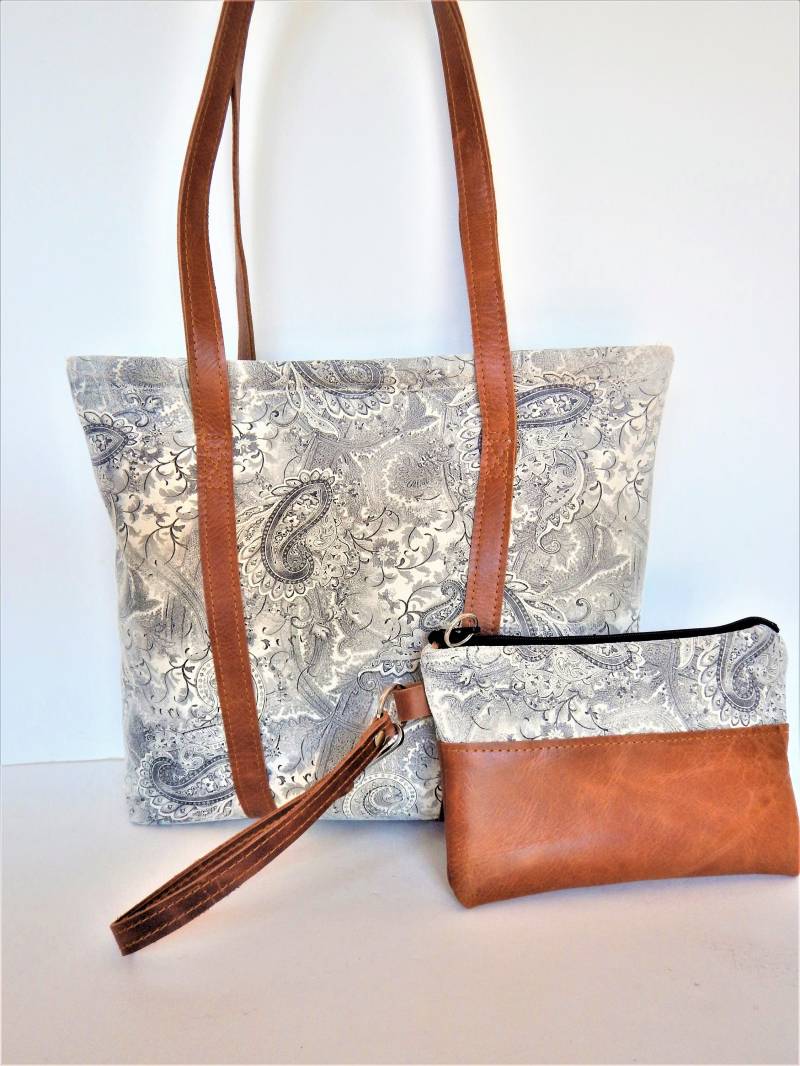 Umhängetasche Aus Wildleder in Grau Und Elfenbein Mit Handgelenk. Leder Handgelenk Schwarz Paisley Umhängetasche Aus Wildleder in Grau Und Elfenbein Mit Handgelenk. Leder Handgelenk Schwarz Paisley von VineAndBranchStudio