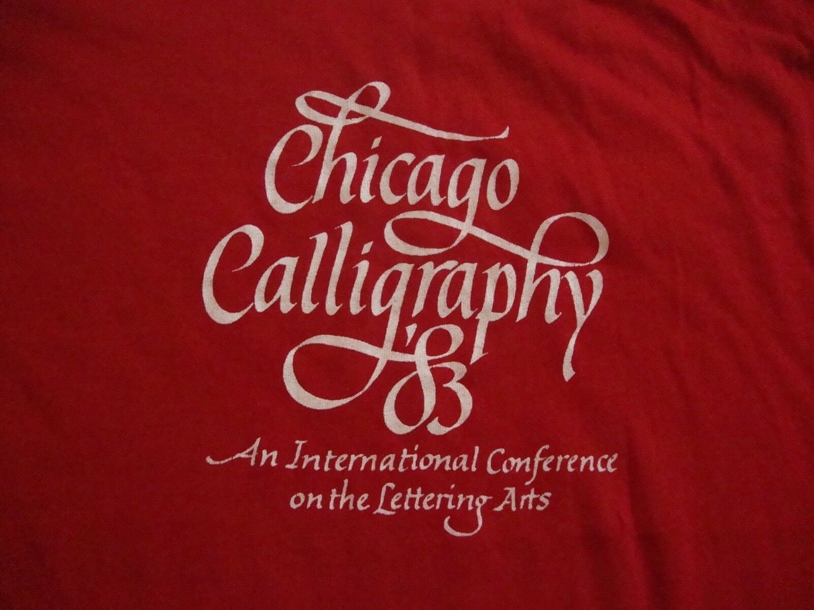 Jahrgang Chicago Kalligraphie 1983 Internationale Konferenz T Shirt Erwachsene Größe L von VinnieVtg