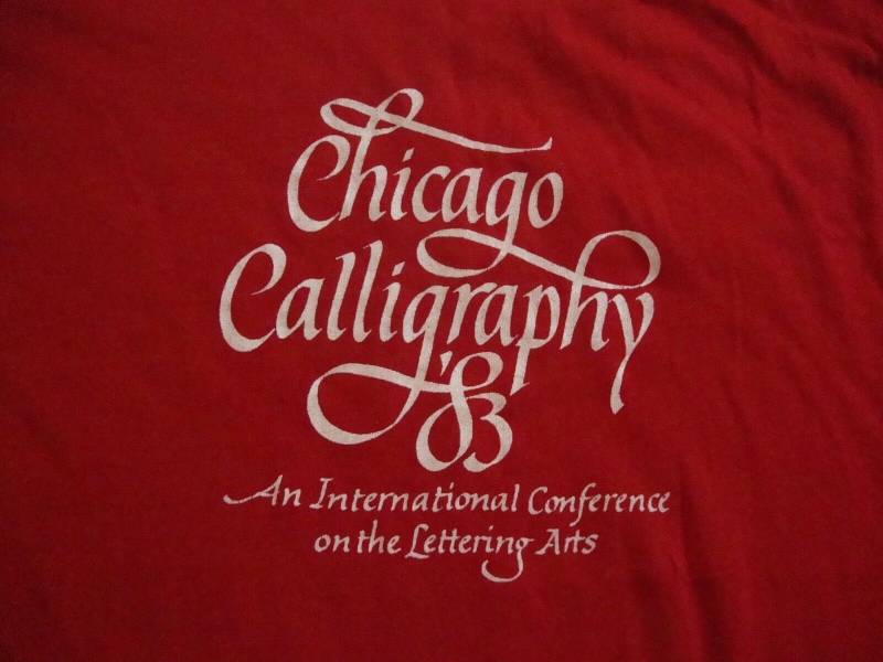 Jahrgang Chicago Kalligraphie 1983 Internationale Konferenz T Shirt Erwachsene Größe L von VinnieVtg