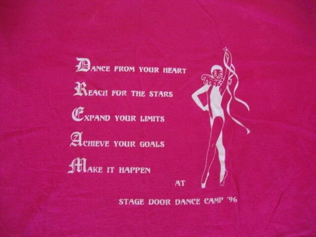 Vintage 90Er Jahre Traum Bühne Tür Tanz Camp 1996 Rosa T Shirt Erwachsene Größe L von VinnieVtg
