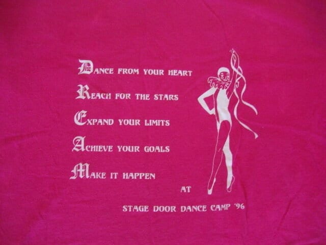 Vintage 90Er Jahre Traum Bühne Tür Tanz Camp 1996 Rosa T Shirt Erwachsene Größe L von VinnieVtg