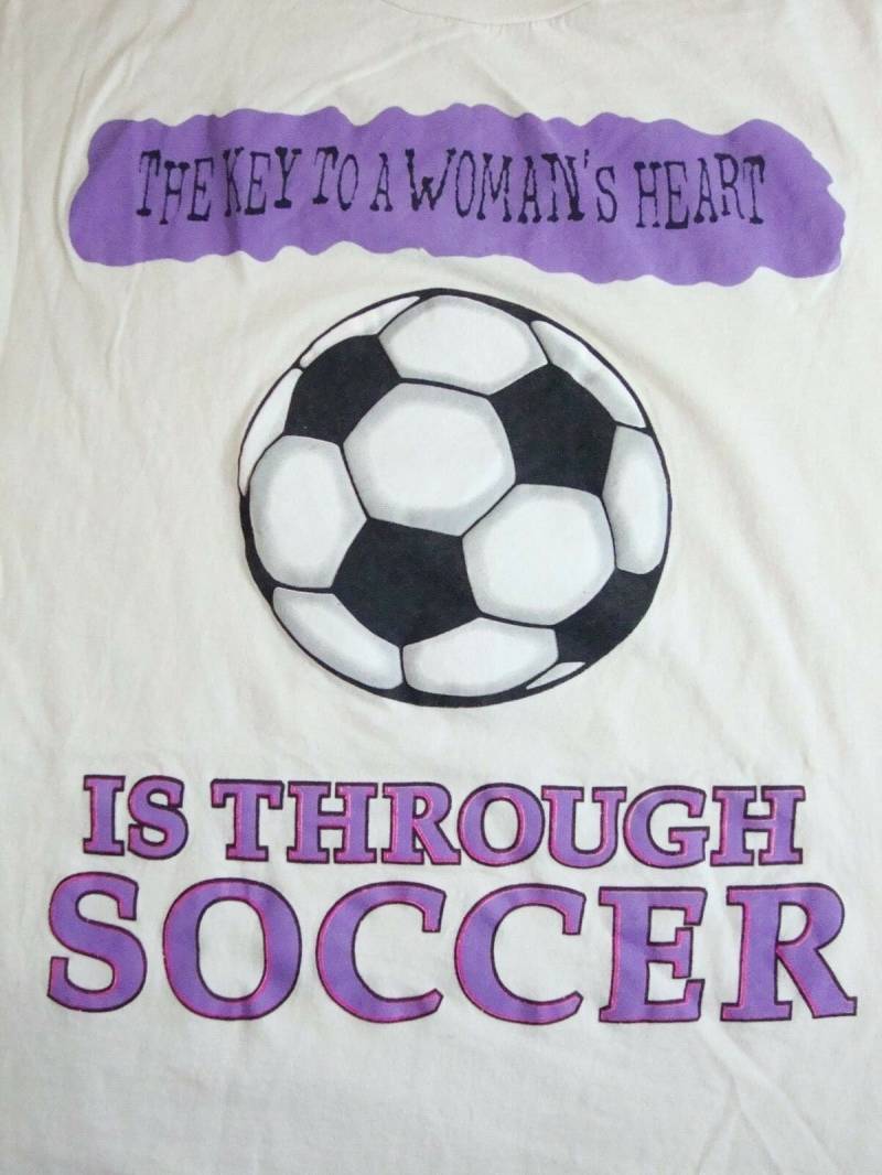 Vintage Der Schlüssel Zu Einem Frauenherz Ist Fußball Nwsl Liebe Valentinstag T Shirt Xl von VinnieVtg