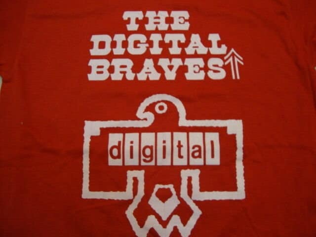 Vintage Die Digitalen Braves "Ihr Chef-Hersteller" Rot T Shirt Herren Größe S von VinnieVtg