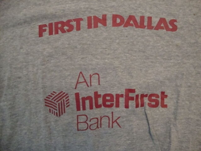 Vintage Inter Erste Bank in Dallas Ringer Grau Weiche T Shirt Größe M von VinnieVtg