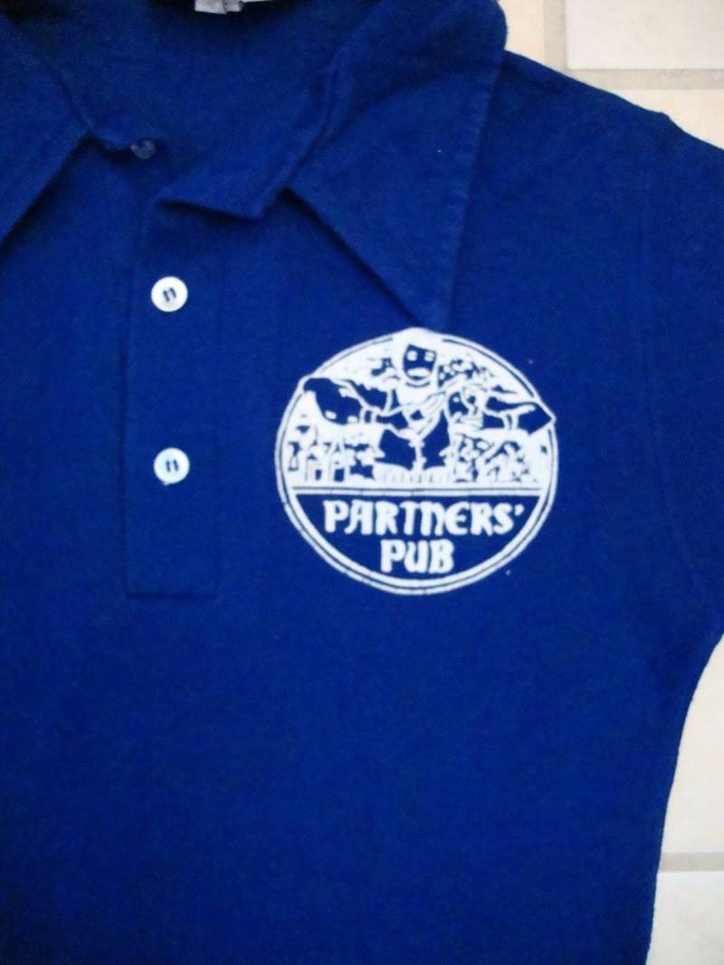 Vintage Partner Pub Polo Kragen 70Er Jahre Disco Punk Rock Bar 50/50 T Shirt S von VinnieVtg