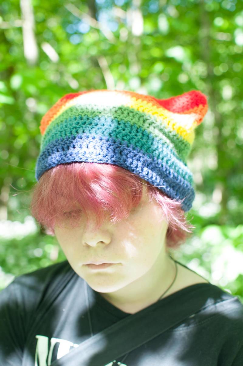 Rainbow Pride Crochet Cat Ear Beanie von VinnysYarniverse