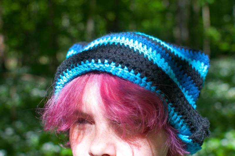 striped Crochet Cat Ear Beanie - Kitty Beanie Hat von VinnysYarniverse