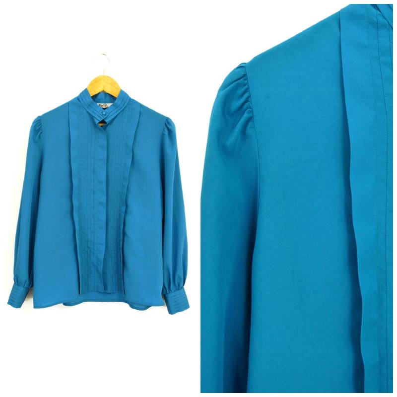 Vintage 70Er Jahre Top Petrol Blau Sekretärbluse | Langarm Button Down Pleated High Neck Mandarin Kragen Polyester Shirt Seidig M/L von VintAgedThreads