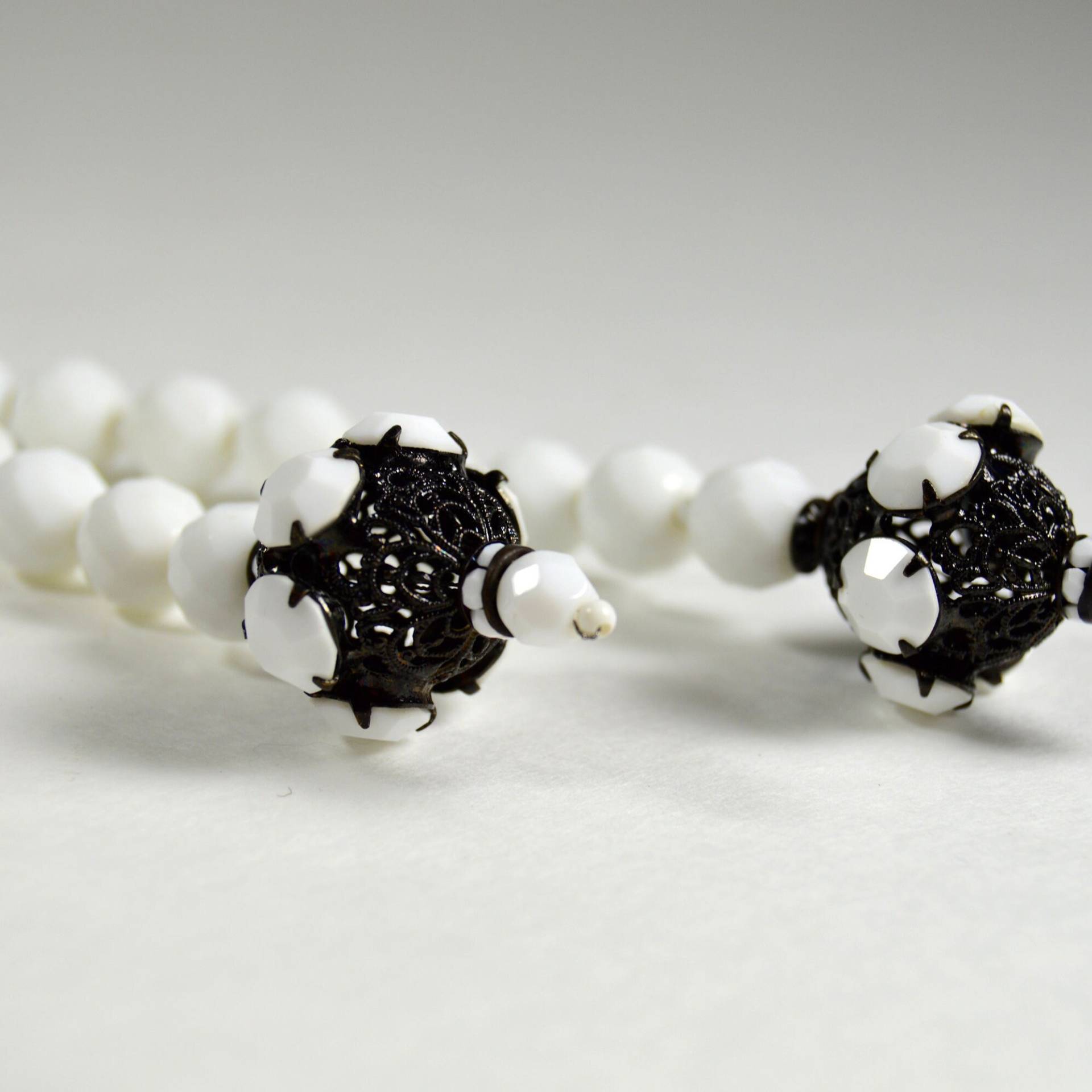 Weiß Stein Perlen Lariat Halskette | Black & White Polierten Facettierten Y Art-Deco-Statement Schmuck von VintAgedThreads