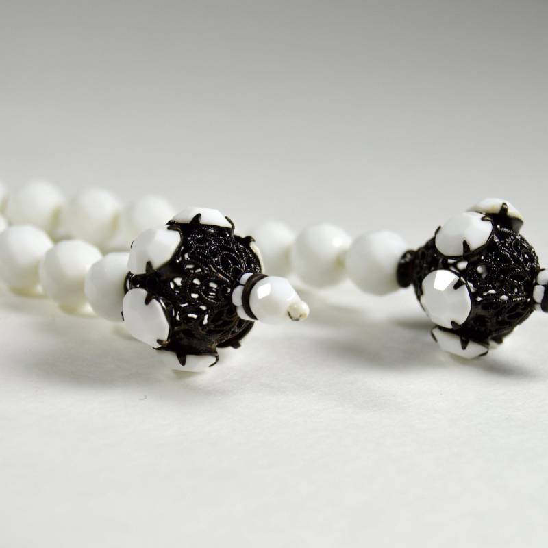 Weiß Stein Perlen Lariat Halskette | Black & White Polierten Facettierten Y Art-Deco-Statement Schmuck von VintAgedThreads
