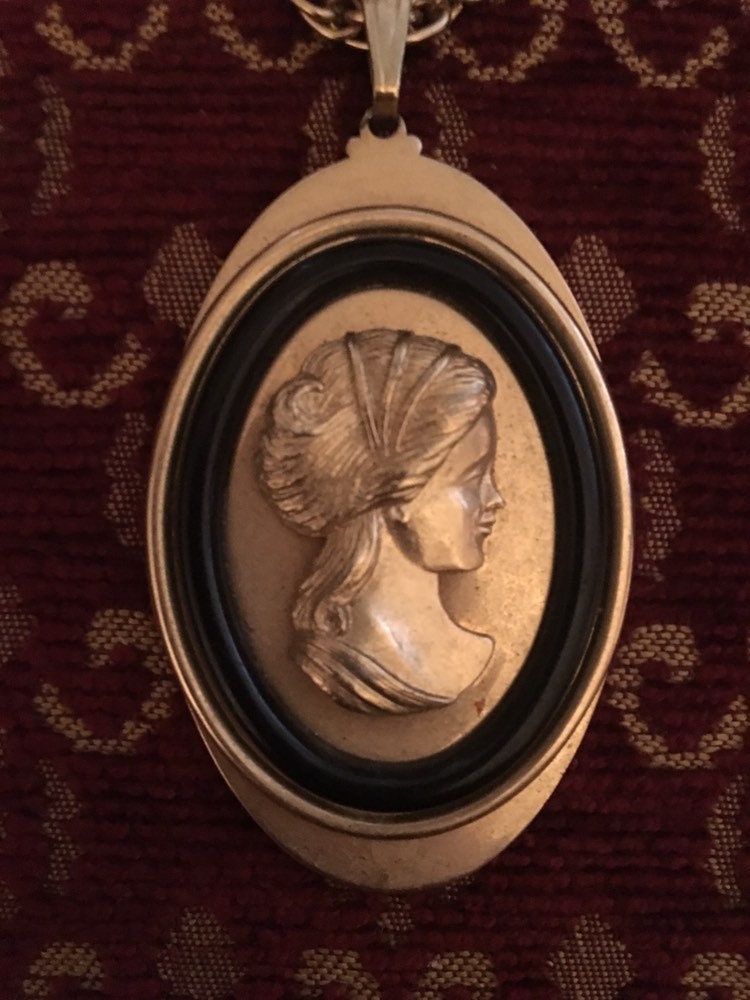 Cameo-Gold-Ton-Halskette Von Avon Cameo-Gold-Ton-Halskette Von Avon von Vintagallia