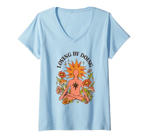 Damen Loving by Doing – Vintage 70er Jahre Meditation Peace Art T-Shirt mit V-Ausschnitt Damen Loving by Doing – Vintage 70er Jahre Meditation Peace Art T-Shirt mit V-Ausschnitt von Vintage 70s Motivational Quotes