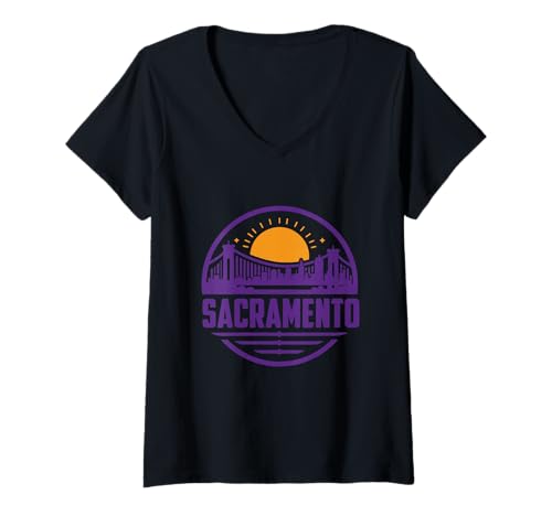 Damen Kultige Brücke Sacramento Skyline California T-Shirt mit V-Ausschnitt von Vintage Clothing Store