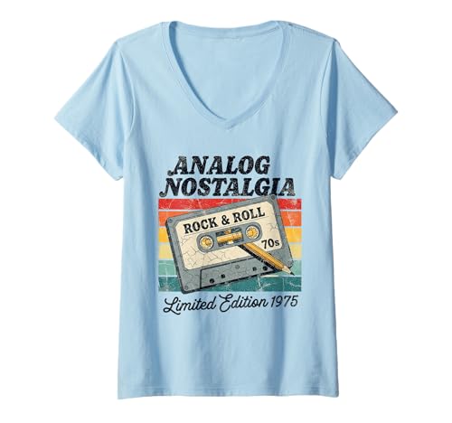 Damen Retro -Kassettenfall 70er Vintage Music Analog Nostalgie T-Shirt mit V-Ausschnitt von Vintage Vibes Forever Fored Studio Co.