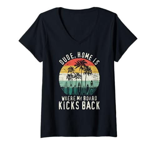 Damen Zuhause ist, wo mein Brett zurückträgt, cooler Surferstil T-Shirt mit V-Ausschnitt Damen Zuhause ist, wo mein Brett zurückträgt, cooler Surferstil T-Shirt mit V-Ausschnitt von Vintage inspirierte Sommerdesigns