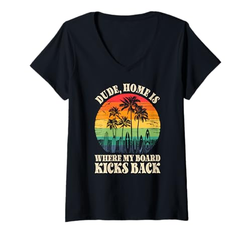 Damen Zuhause ist, wo mein Brett zurückträgt, cooler Surferstil T-Shirt mit V-Ausschnitt Damen Zuhause ist, wo mein Brett zurückträgt, cooler Surferstil T-Shirt mit V-Ausschnitt von Vintage inspirierte Sommerdesigns