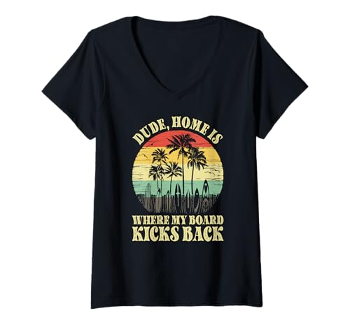 Damen Zuhause ist, wo mein Brett zurückträgt, cooler Surferstil T-Shirt mit V-Ausschnitt Damen Zuhause ist, wo mein Brett zurückträgt, cooler Surferstil T-Shirt mit V-Ausschnitt von Vintage inspirierte Sommerdesigns