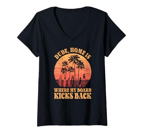 Damen Zuhause ist, wo mein Brett zurückträgt, cooler Surferstil T-Shirt mit V-Ausschnitt Damen Zuhause ist, wo mein Brett zurückträgt, cooler Surferstil T-Shirt mit V-Ausschnitt von Vintage inspirierte Sommerdesigns