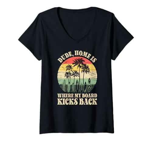 Damen Zuhause ist, wo mein Brett zurückträgt, cooler Surferstil T-Shirt mit V-Ausschnitt Damen Zuhause ist, wo mein Brett zurückträgt, cooler Surferstil T-Shirt mit V-Ausschnitt von Vintage inspirierte Sommerdesigns