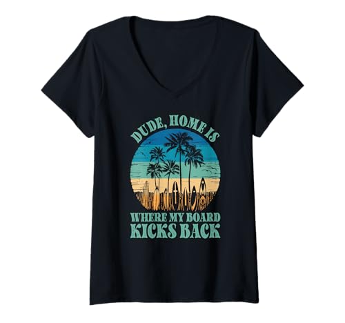 Damen Zuhause ist, wo mein Brett zurückträgt, cooler Surferstil T-Shirt mit V-Ausschnitt Damen Zuhause ist, wo mein Brett zurückträgt, cooler Surferstil T-Shirt mit V-Ausschnitt von Vintage inspirierte Sommerdesigns