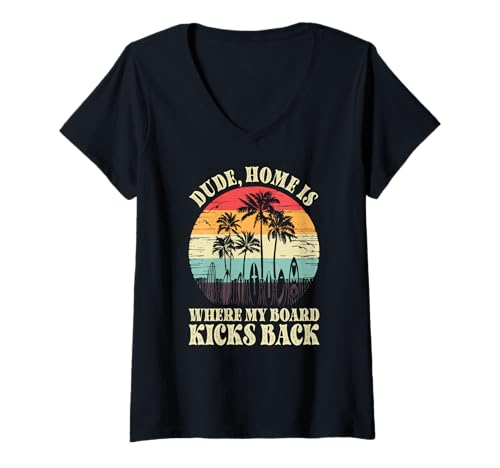 Damen Zuhause ist, wo mein Brett zurückträgt, cooler Surferstil T-Shirt mit V-Ausschnitt Damen Zuhause ist, wo mein Brett zurückträgt, cooler Surferstil T-Shirt mit V-Ausschnitt von Vintage inspirierte Sommerdesigns