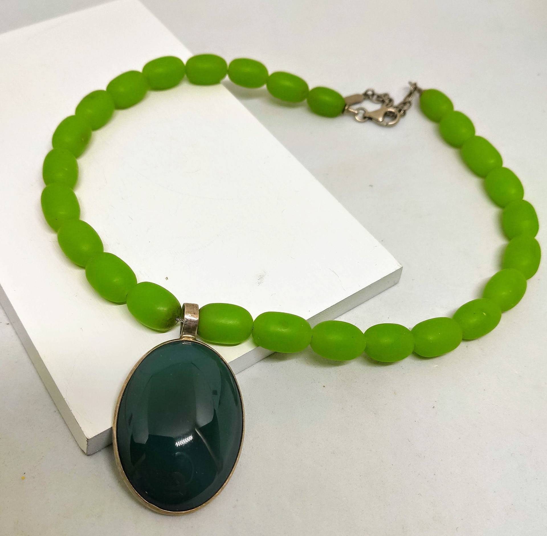Kette Aus Apfelgrünen Halbedelstein - Perlen Und Einem Großen Ovalen Stein in Dunkelgrün, Silber Gefasst von Vintage1952Designs